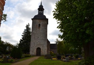 Kirche mit Turmansicht aus westlicher Richtung // © Lutz Werner Kirche mit Turmansicht aus westlicher Richtung // © Lutz Werner