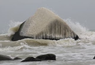 Der Schwanenstein im eisigen Winter, &copy; Touristik Lohme