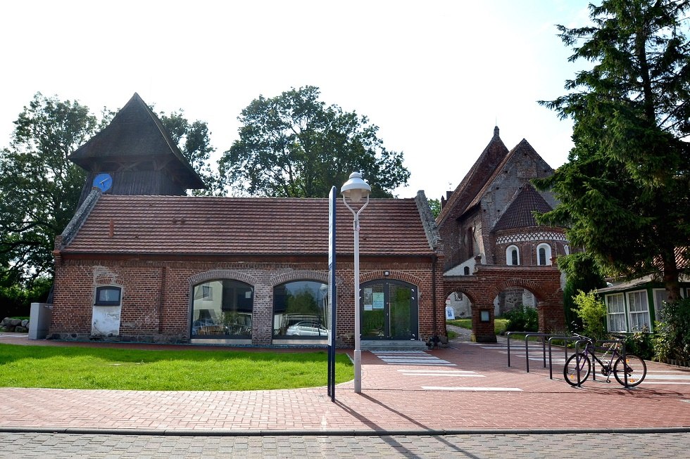 Altenkirchen parochiekerk met Kosegartenhaus // &copy; Tourismuszentrale R&uuml;gen