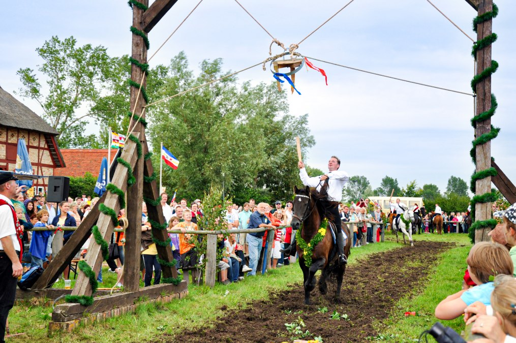 Tonnenabschlagen Klockenhagen, &copy; Stadt Ribnitz-Damgarten