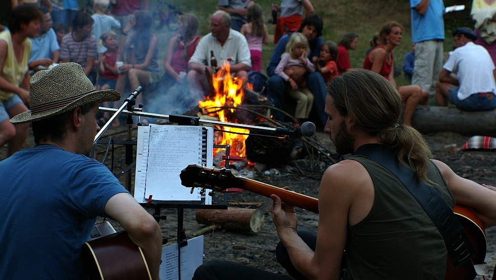 Lagerfeuermusik an der separaten Lagerfeuerstelle im Hexenw&auml;ldchen // &copy; Hexenw&auml;ldchen