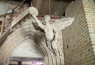 Fliegender Engel im Eingangsbereich., &copy; Frank Burger