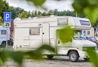 Der Wohnmobilstellplatz liegt direkt am Hafen. // &copy; Florian Trykowsk