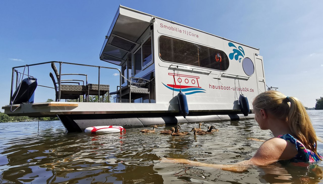 Hausboot bei Badestop in Ankerbucht Mecklenburg-Vorpommern, &copy; Smobilia GmbH & Co. KG