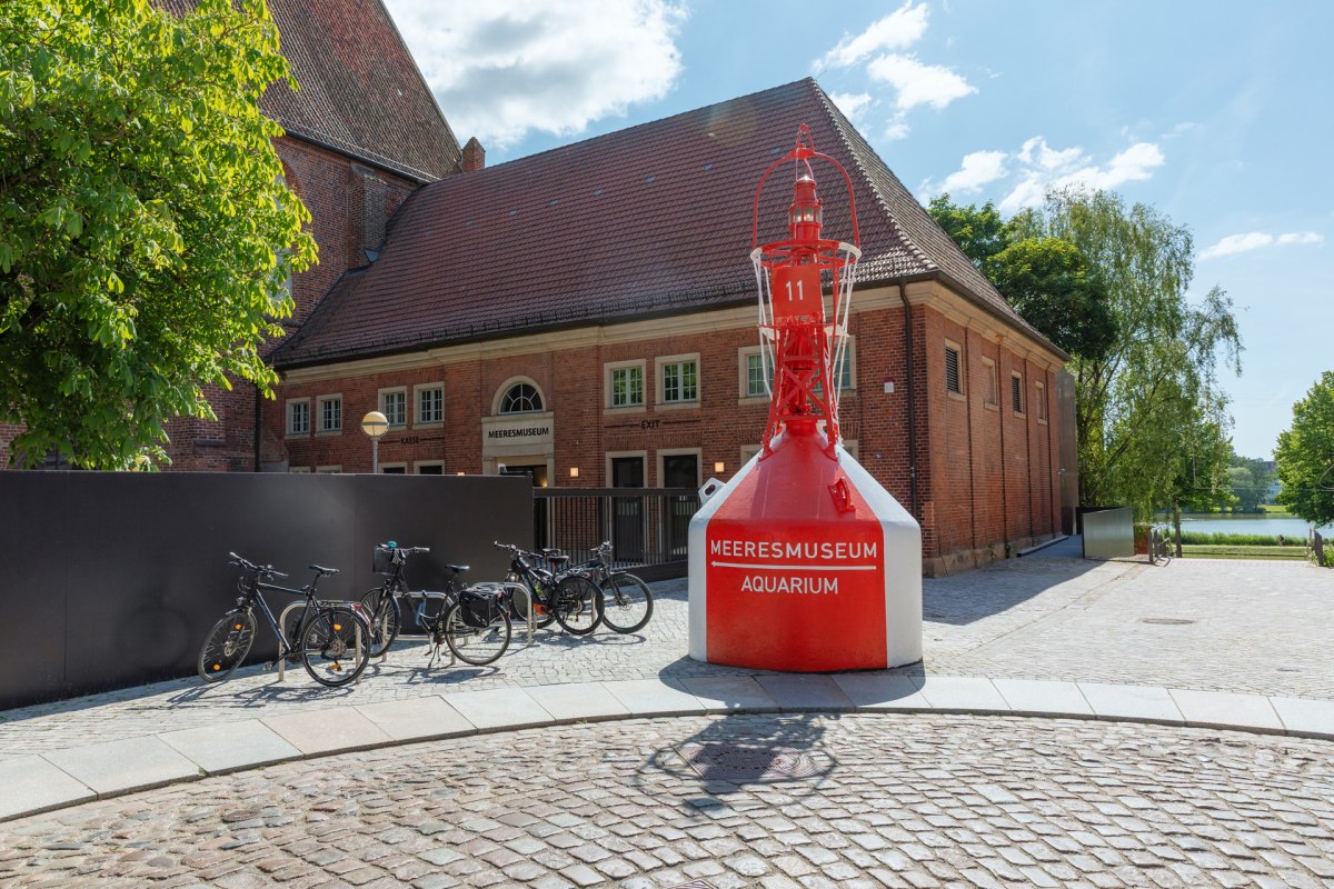 Eine rot-wei&szlig;-gestreifte Tonne, die einst als Schifffahrtszeichen diente, steht am barrierefreien Eingang Bielkenhagen. // &copy; Anke Neumeister/Deutsches Meeresmuseum
