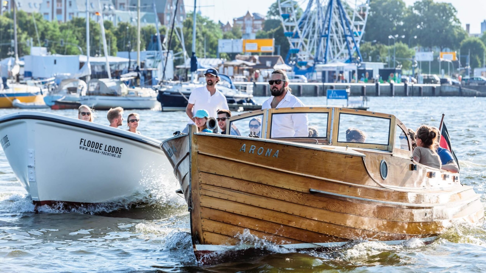 In den gepflegten maritimen Oldtimern von Arona Yachting übers Wasser der Warnow gleiten und Gin Tonics verkosten, © TMV/Tiemann In den gepflegten maritimen Oldtimern von Arona Yachting übers Wasser der Warnow gleiten und Gin Tonics verkosten, © TMV/Tiemann