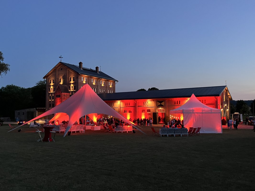 Die Festwiese mit Abendveranstaltung im Marstall der Burg Trechow. // © Christian Schierning Die Festwiese mit Abendveranstaltung im Marstall der Burg Trechow. // © Christian Schierning