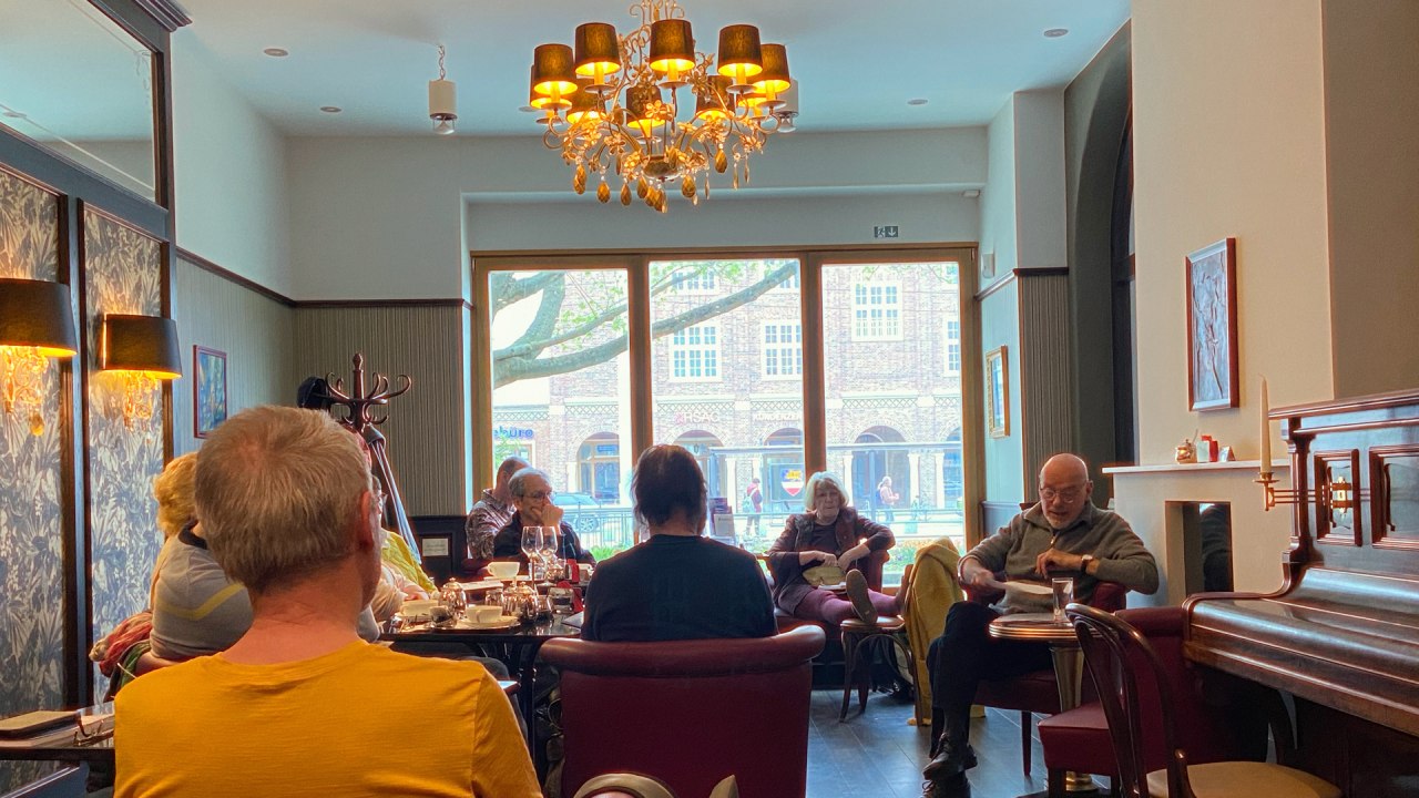 Kleine discussiegroep in een caf&eacute;-sfeer; deelnemers in dialoog tijdens een informeel evenement. // &copy; Koller