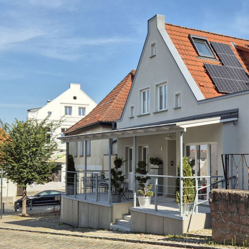 Im Haus mit der Veranda befinden sich das Atelier und der Atelierladen - Sie sind hier herzlich willkommen. // &copy; Ute Matthiesen