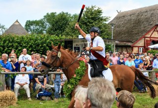Immer wieder sehenswert: das Tonnenabschlagen! // &copy; Freilichtmuseum Klockenhagen
