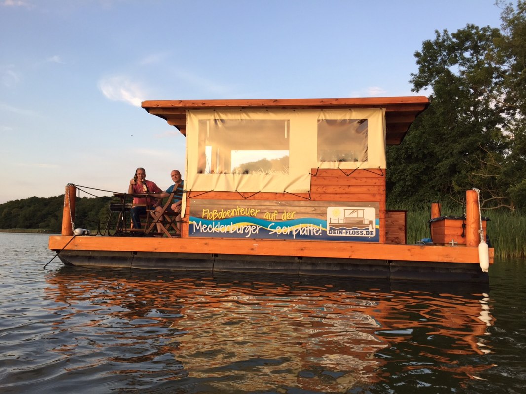 Pure ontspanning op het vergunningsvrije vlot // &copy; dein-floss.de