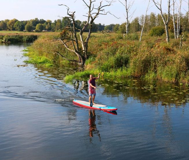 Mit dem SUP - Stand Up Paddle Board auf der Peene bei Demmin unterwegs in Mecklenburg-Vorpommern.
Mecklenburgische Seenplatte, &copy; TMV/Sebastian Hugo Witzel