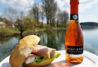 Ein leckeres Fischbr&ouml;tchen und einen Piccolo am Ufer der M&uuml;ritz genie&szlig;en // &copy; Fischr&auml;ucherei R&ouml;sing GmbH