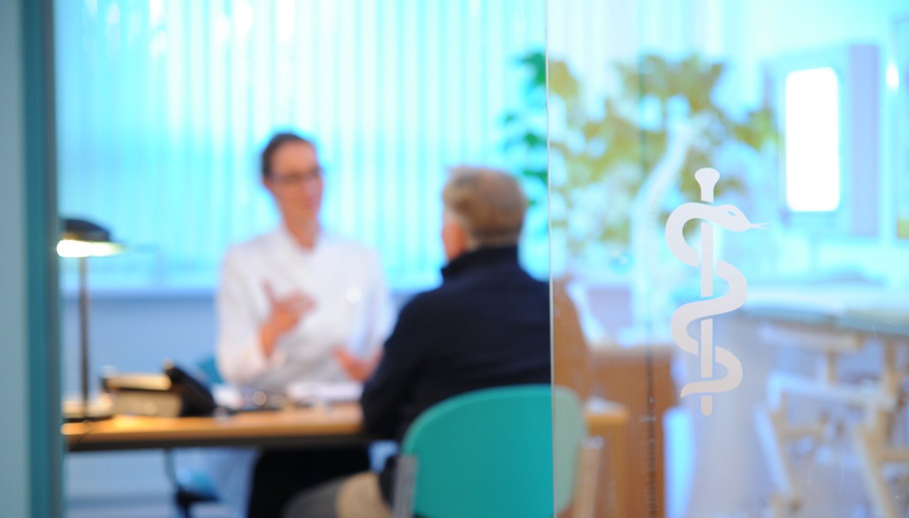 Behandlungsgespr&auml;ch zwischen &Auml;rztin und Patient, &copy; TMV/Duerst