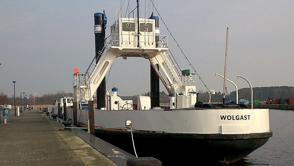 F&auml;hrschiff "Stralsund" im Wolgaster Hafen // &copy; Bastian Baltzer
