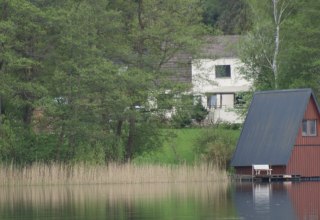 Ferienhaus, Liegewiese und Bootshaus // &copy; G. Johannes
