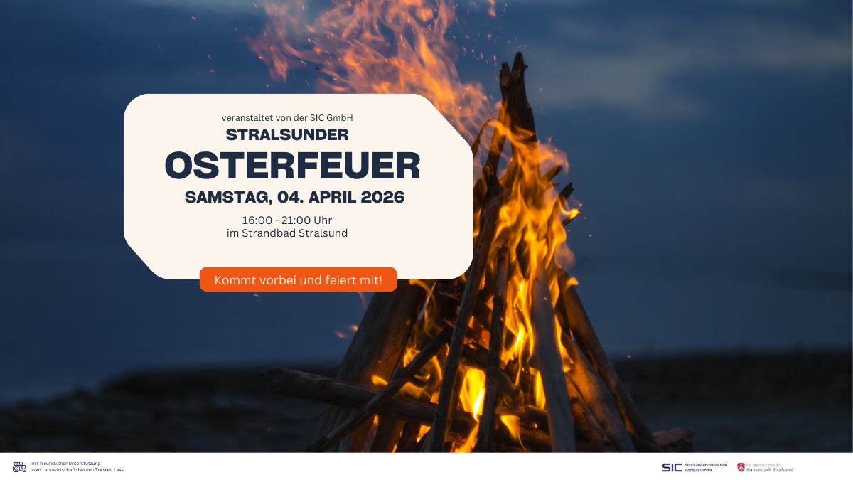 Eine stimmungsvolle Abendaufnahme eines Osterfeuers am Strand. Die Flammen sorgen f&uuml;r eine warme Atmosph&auml;re, w&auml;hrend Besucherinnen und Besucher gemeinsam einen gem&uuml;tlichen Fr&uuml;hlingsabend am Wasser genie&szlig;en., &copy; SIC Stralsunder Innovation Consult