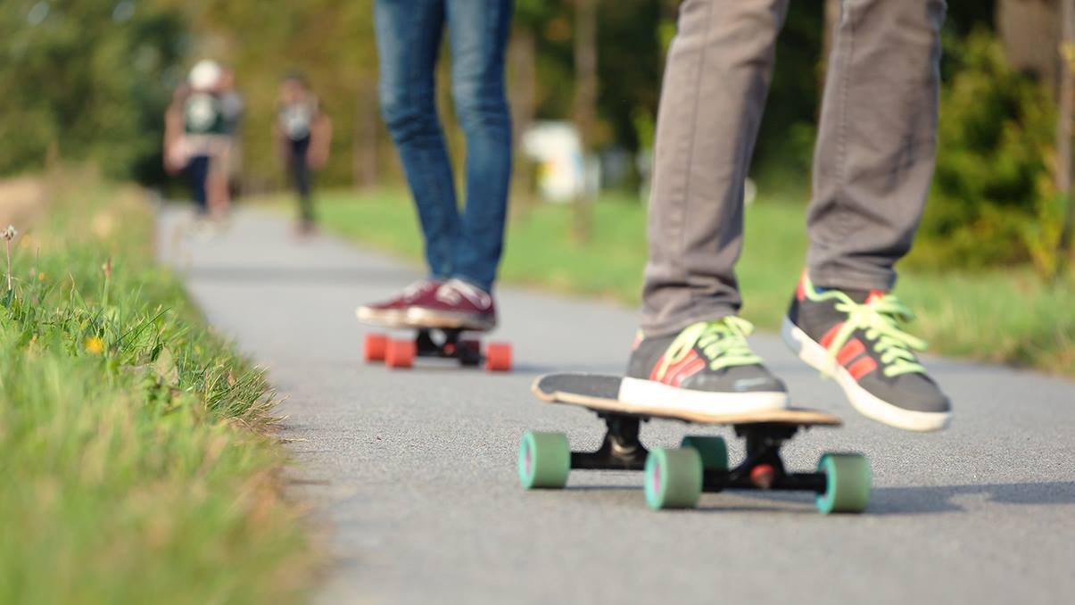 HW-Shapes bietet zur Saison Einheimischen und Touristen aller Generationen ein buntes Veranstaltungsprogramm: Den ganzen Sommer finden wöchentliche Veranstaltungen statt, die meist am Surfshop in der Warnemünder Friedrich-Franz-Straße 21 starten. Dienstag früh können Interessierte einen Yoga & SUP Kurs am Strand belegen, während die Dienstagabende ganz unter dem Motto „Skim Jam“ stehen. Mittwochs laden die Jungs und Mädels zur gemeinsamen Longboard-Rollrunde, Donnerstags zu betreuten SUP Touren auf der Ostsee, dem alten Strom oder der Warnow. Genau wie der „Skim Jam“ sind beide Veranstaltungen kostenlos. Einmal im Monat gibt es sogar eine Rollrunde nur für Mädchen. Und auch der Freitag bleibt nicht unbespaßt: Hier wartet einmal im Monat die Veranstaltung „meat on the street“, welche mit Bratwurst und Fahrradkino gesellige Rostocker und Urlauber zum Surfshop lockt. // © © Matthias Marx | HW-Shapes HW-Shapes bietet zur Saison Einheimischen und Touristen aller Generationen ein buntes Veranstaltungsprogramm: Den ganzen Sommer finden wöchentliche Veranstaltungen statt, die meist am Surfshop in der Warnemünder Friedrich-Franz-Straße 21 starten. Dienstag früh können Interessierte einen Yoga & SUP Kurs am Strand belegen, während die Dienstagabende ganz unter dem Motto „Skim Jam“ stehen. Mittwochs laden die Jungs und Mädels zur gemeinsamen Longboard-Rollrunde, Donnerstags zu betreuten SUP Touren auf der Ostsee, dem alten Strom oder der Warnow. Genau wie der „Skim Jam“ sind beide Veranstaltungen kostenlos. Einmal im Monat gibt es sogar eine Rollrunde nur für Mädchen. Und auch der Freitag bleibt nicht unbespaßt: Hier wartet einmal im Monat die Veranstaltung „meat on the street“, welche mit Bratwurst und Fahrradkino gesellige Rostocker und Urlauber zum Surfshop lockt. // © © Matthias Marx | HW-Shapes