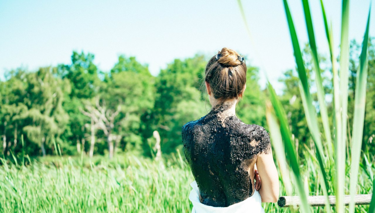 Das Moor um Bad S&uuml;lze wird als Gesundheitsanwendung auf den R&uuml;cken aufgetragen, &copy; TMV/Petermann