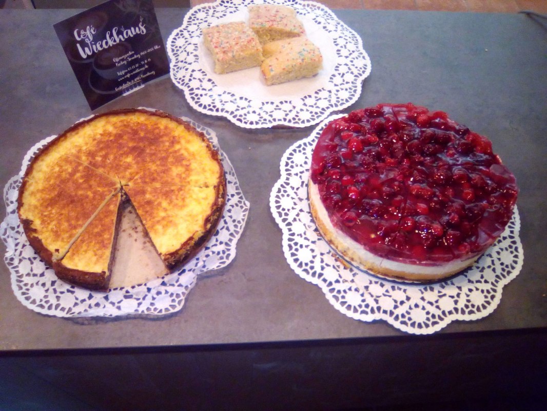 Jedes Wochenende wechselt das Kuchen und Tortenangebot(Hier Mohneierschecke, Streuselkuchen und eine Himbeersahnetorte) // © Tom Augustyniak Jedes Wochenende wechselt das Kuchen und Tortenangebot(Hier Mohneierschecke, Streuselkuchen und eine Himbeersahnetorte) // © Tom Augustyniak