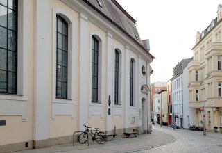 Die Fassade von St. Anna in Schwerin von der Schlossstraße gesehen. // © Tourismusverband Mecklenburg-Schwerin Die Fassade von St. Anna in Schwerin von der Schlossstraße gesehen. // © Tourismusverband Mecklenburg-Schwerin