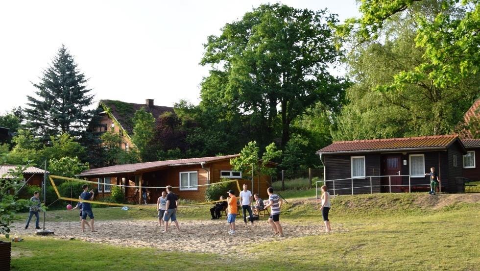 Volleyballfeld mit Blockh&auml;usern im Hintergrund, &copy; Zebef e.V.