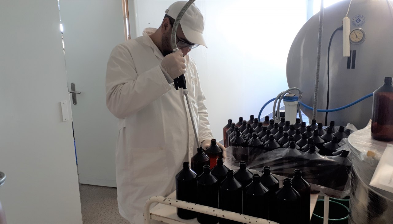 Kräuterbeer-Abfüllung per Hand, © Ostsee-Probiotika GmbH Kräuterbeer-Abfüllung per Hand, © Ostsee-Probiotika GmbH