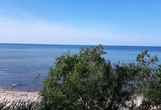 Steine und Muscheln sammeln und dabei einen tollen Blick auf die Insel Rügen // © tvv-michaelis Steine und Muscheln sammeln und dabei einen tollen Blick auf die Insel Rügen // © tvv-michaelis