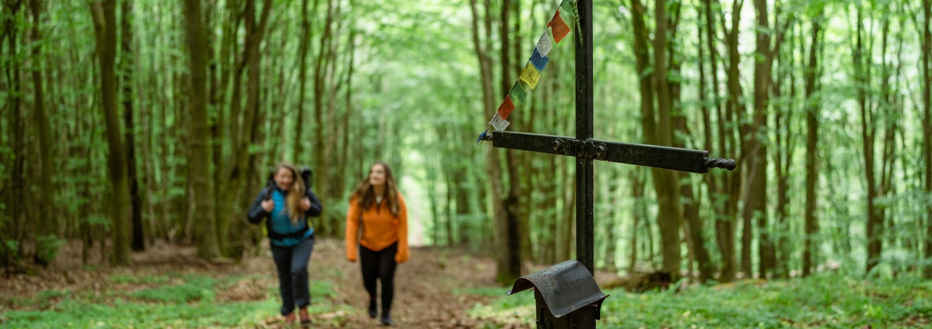Immerhin 179 Meter misst der Helpter Berg – Mecklenburg-Vorpommerns höchster Gipfel. Da kommen die Freundinnen schon mal aus der Puste! Eintragen ins Gipfelbuch natürlich nicht vergessen!