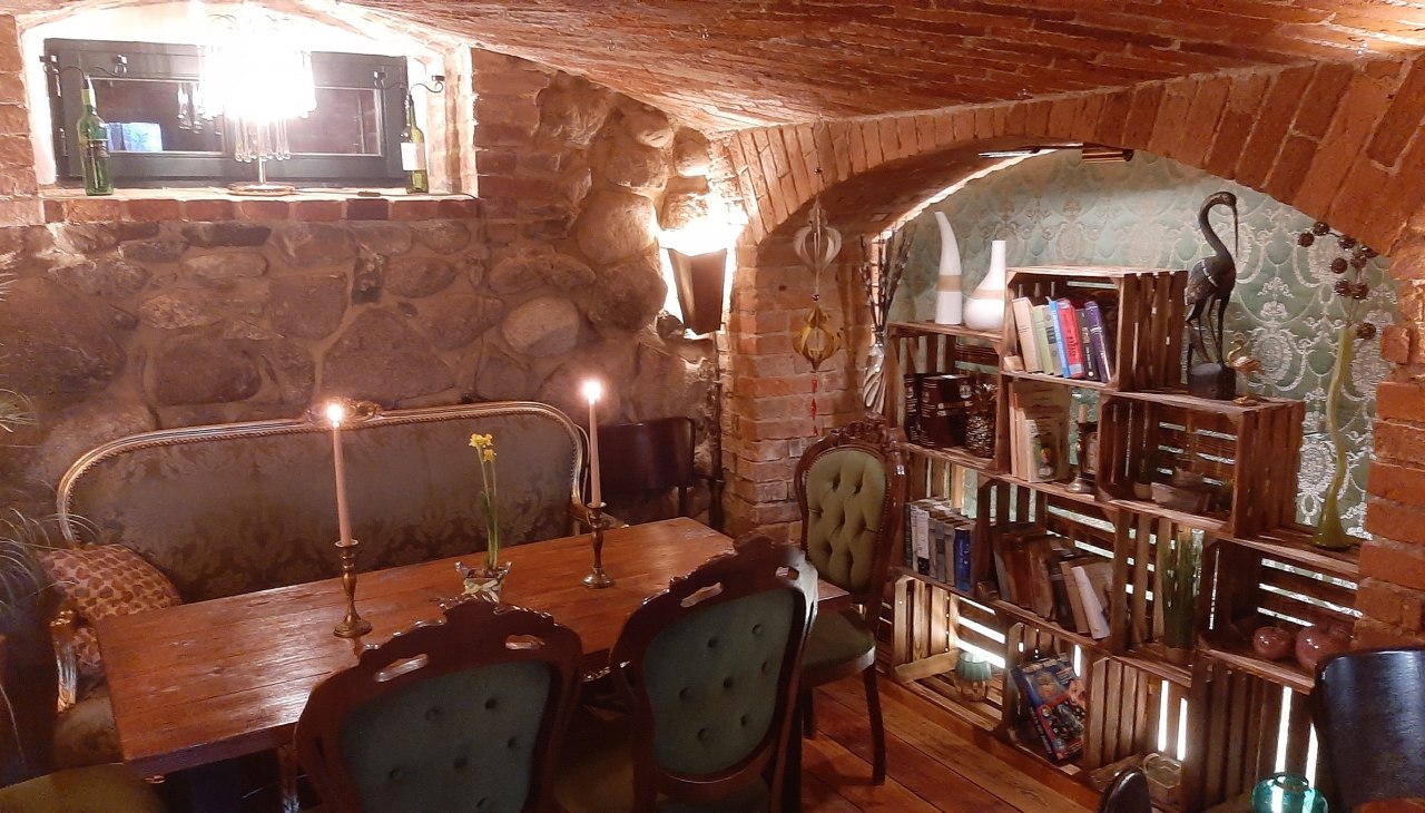 gemütliche Sitzecke mit Bücherregal, © Tina Schönfeld gemütliche Sitzecke mit Bücherregal, © Tina Schönfeld