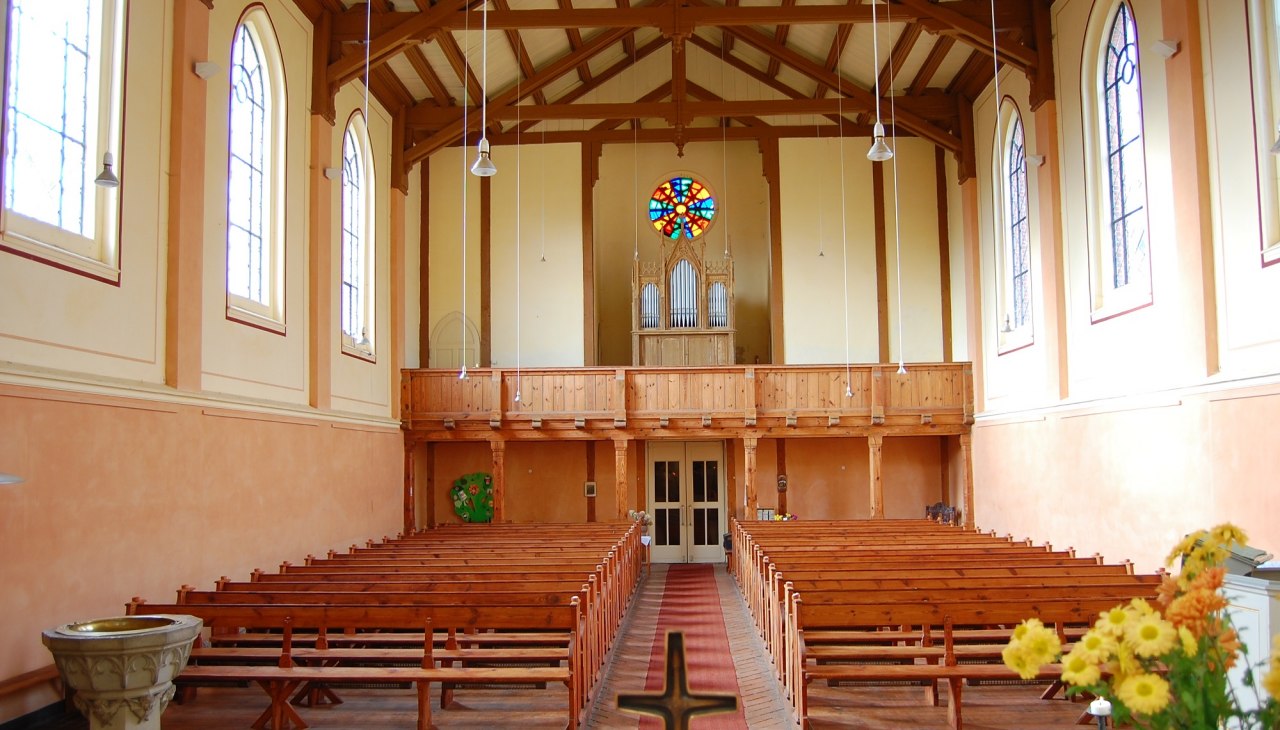 Innenansicht der Dorfkirche mit Orgel und hölzernem Gebälk, © Foto: Karl-Georg Haustein Innenansicht der Dorfkirche mit Orgel und hölzernem Gebälk, © Foto: Karl-Georg Haustein