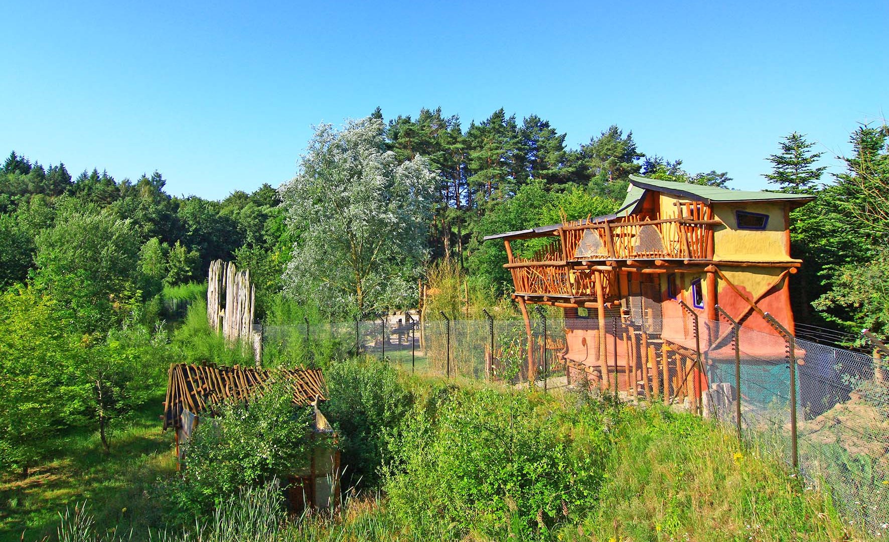 Vogelpark Marlow mit der Unterkunft Masoalalodge, die direkt neben einem Gehege steht // Vogelpark Marlow mit der Unterkunft Masoalalodge // © Vogelpark Marlow Vogelpark Marlow mit der Unterkunft Masoalalodge, die direkt neben einem Gehege steht