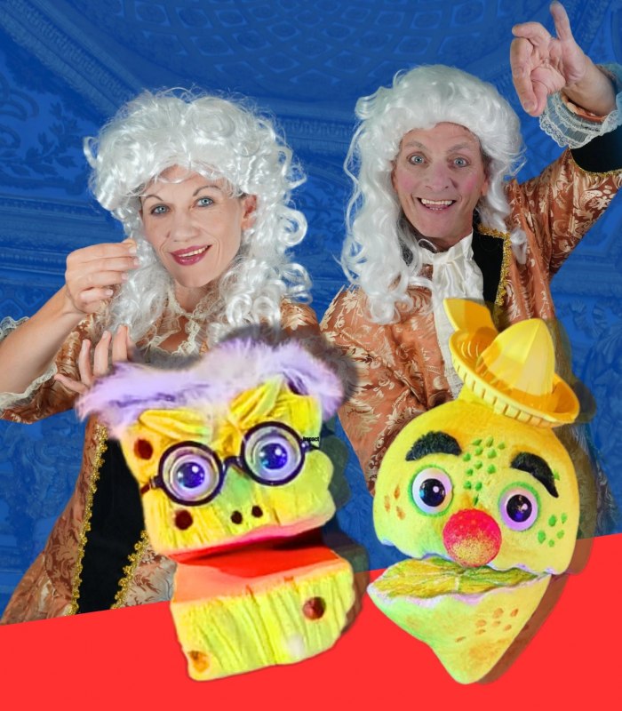 Eine Frau und ein Mann in kaiserlichen Kost&uuml;men und mit wei&szlig;er barocker Per&uuml;cke halten nicht durchsichtige Kleidung hoch. // &copy; Theater Phoebus