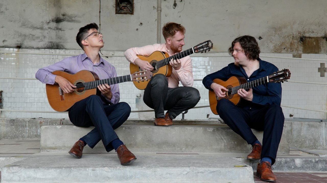 drie muzikanten van het Tritonus Gitaar Trio uit Hongarije met hun instrumenten // © Tritonus Guitar Trio drie muzikanten van het Tritonus Gitaar Trio uit Hongarije met hun instrumenten // © Tritonus Guitar Trio