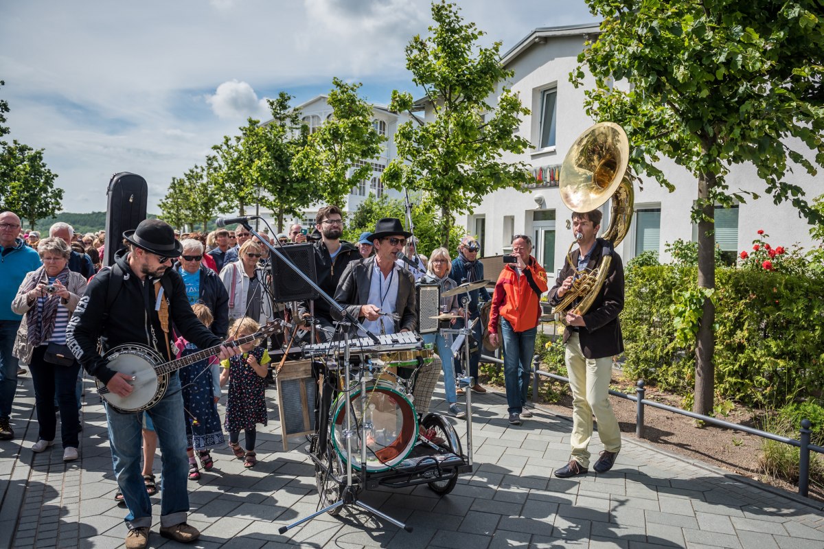 STRASSENPARADE · Blue Wave Festival, © Binzer Bucht Tourismus STRASSENPARADE · Blue Wave Festival, © Binzer Bucht Tourismus