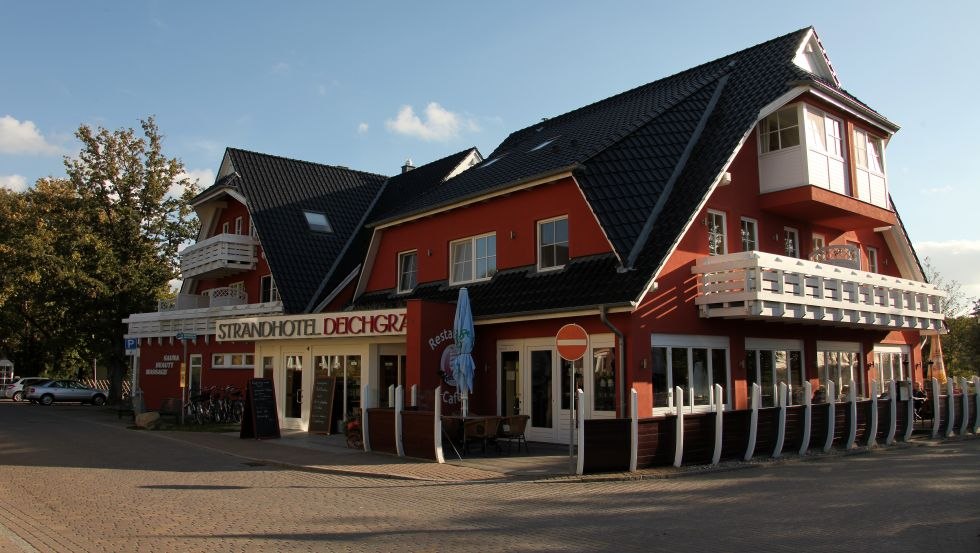 Hotelansicht vom Strand aus // © Strandhotel Deichgraf Hotelansicht vom Strand aus // © Strandhotel Deichgraf
