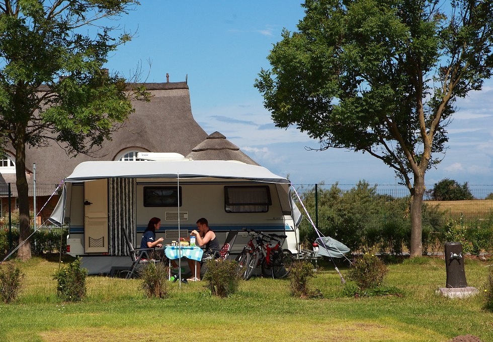 Komfortstellplatz auf dem Ferien-Camp Börgerende // © Ferien-Camp Börgerende Komfortstellplatz auf dem Ferien-Camp Börgerende // © Ferien-Camp Börgerende