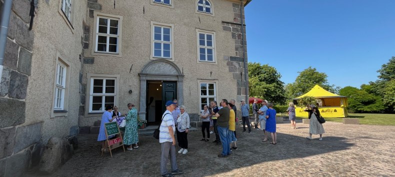 Empfang am Haupteingang zur Burg Trechow in Kurzen Trechow. // © Christian Schierning Empfang am Haupteingang zur Burg Trechow in Kurzen Trechow. // © Christian Schierning