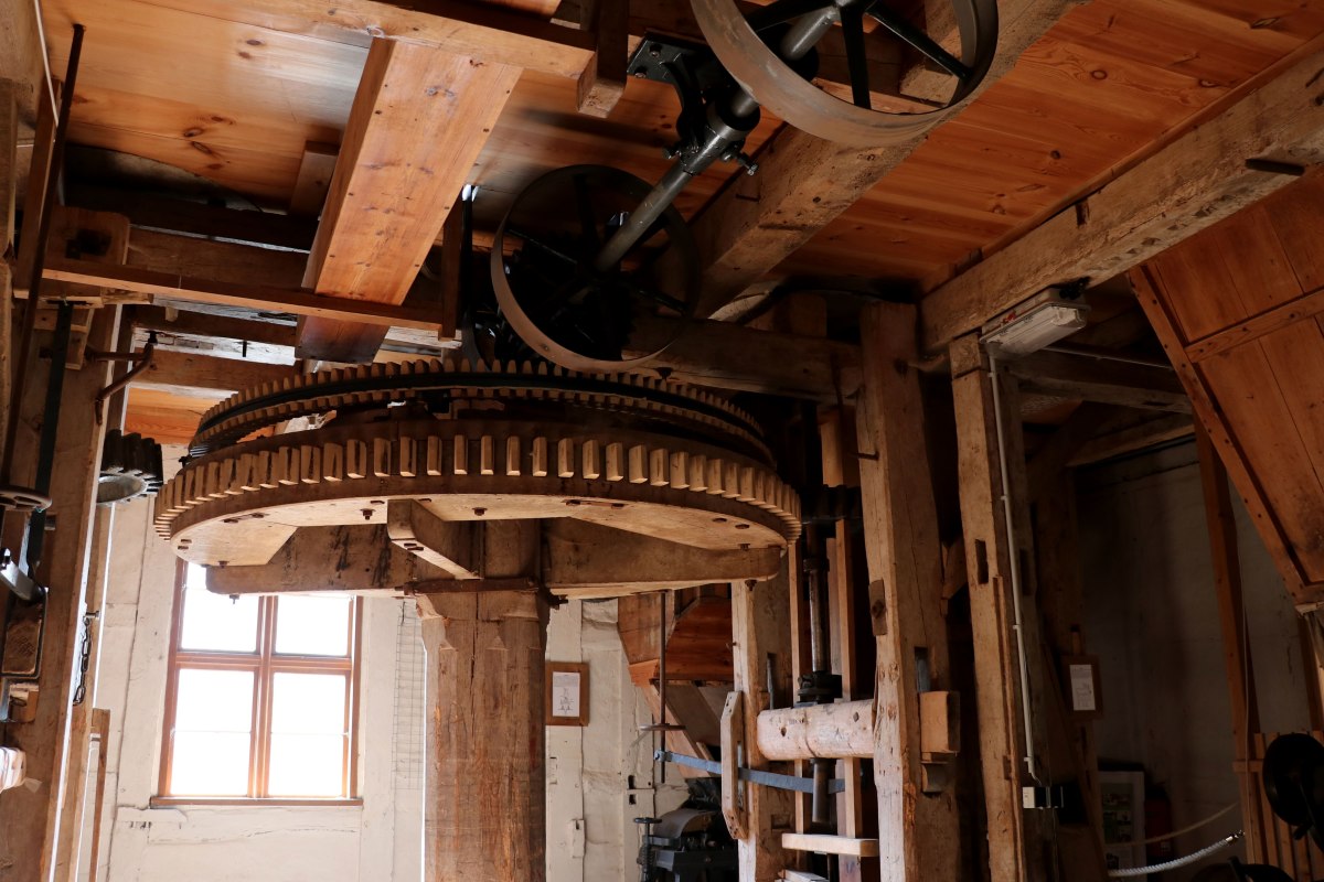 Königswelle, Einkopplung der Mahlgänge, Transmission // © Oskar Gladis, Verein Wassermühle Hanshagen e.V. Königswelle, Einkopplung der Mahlgänge, Transmission // © Oskar Gladis, Verein Wassermühle Hanshagen e.V.