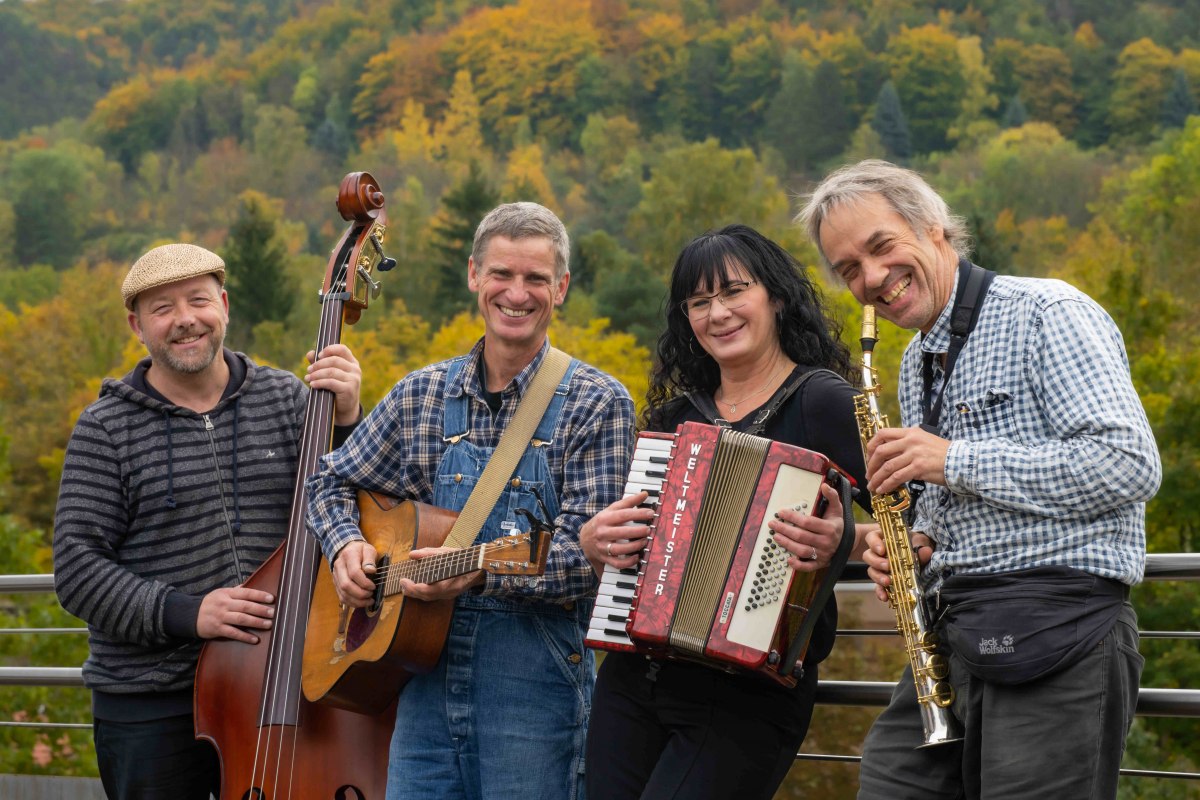Irina Storozev voc, akk, perc Udo Hemmann voc, bass, git, perc, ukulele Klaus Wegener voc, Sax, klarinette josa voc, harp, git, mdl // &copy; Philine Bach