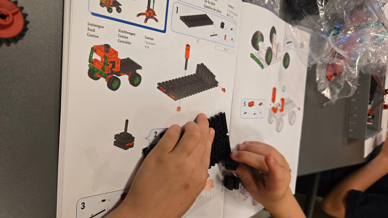 Twee kinderhanden bouwen een Lego-auto met behulp van instructies // © Stadtbibliothek Stralsund Twee kinderhanden bouwen een Lego-auto met behulp van instructies // © Stadtbibliothek Stralsund