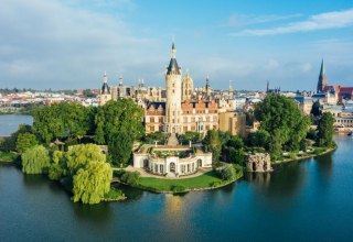 Das Schweriner Schloss tront als Wahrzeichen &uuml;ber die Landeshauptstadt Schwerin // &copy; TMV/G&auml;nsicke