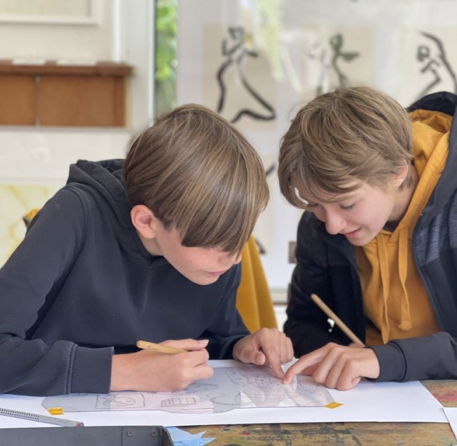 Zwei Kinder erarbeiten gemeinsam eine Kaltnadelradierung., © Ute Laux Zwei Kinder erarbeiten gemeinsam eine Kaltnadelradierung., © Ute Laux