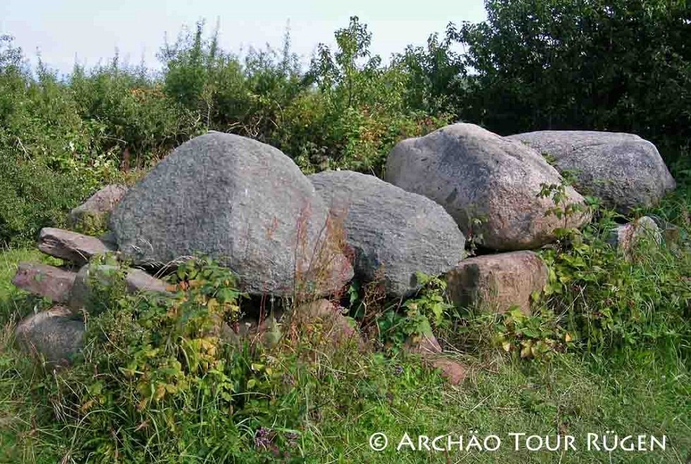 das am nördlichen Rand einer Kiesgrube gelegene Großsteingrab Nipmerow, © Archäo Tour Rügen