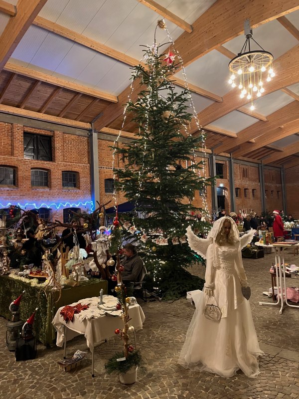 In weihnachtlicher Atmosph&auml;re handgefertigteGechenke aussuchen. // &copy; Christian Schierning