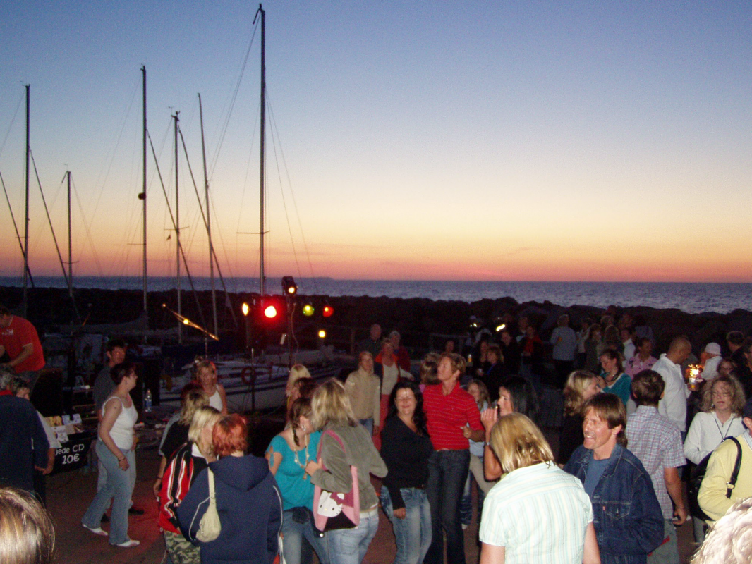 Viele Menschen am Hafen von Lohme . (Hafenfest) // &copy; Touristik Lohme GmbH