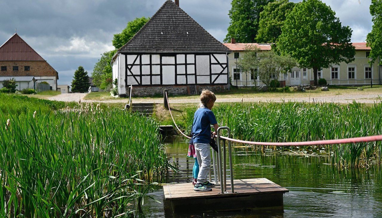 Mit dem Flo&szlig; &uuml;ber den Teich im Gutspark Schlatkow, &copy; WERK Gut WOHNEN Schlatkow