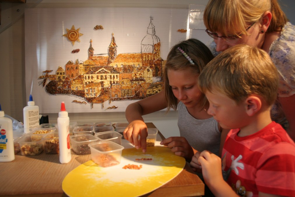 Bernsteinmuseum Bernstein-Mosaikpuzzeln, © Ribnitz Damgarten