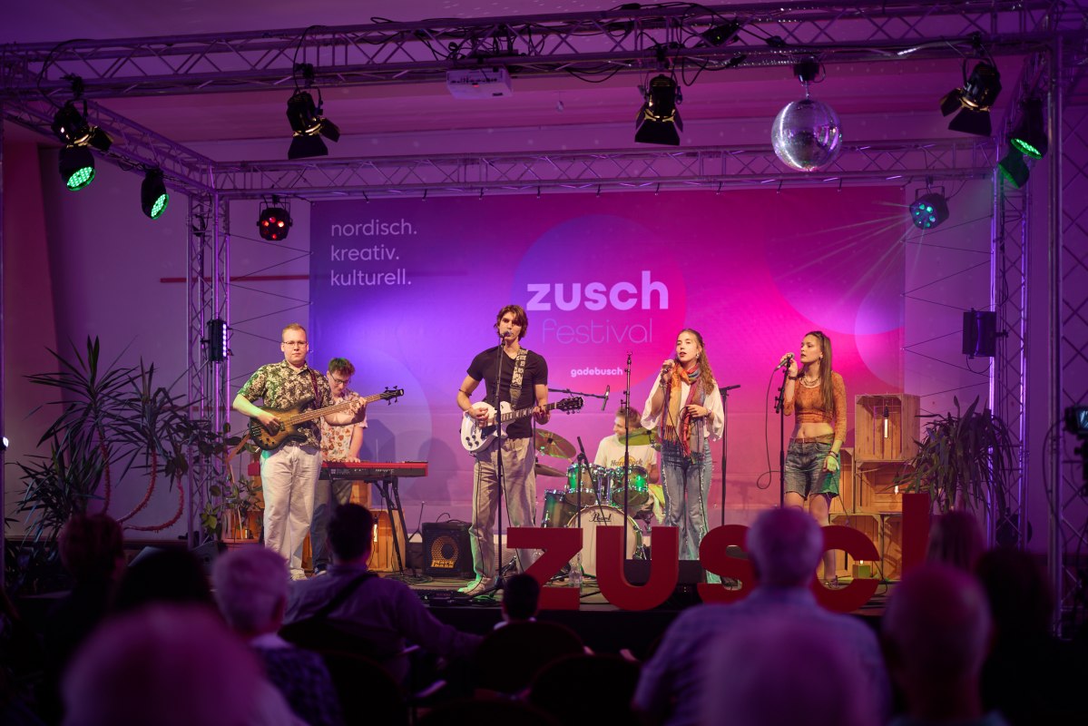 een jonge band staat op het verlichte podium // © Oliver Borchert een jonge band staat op het verlichte podium // © Oliver Borchert