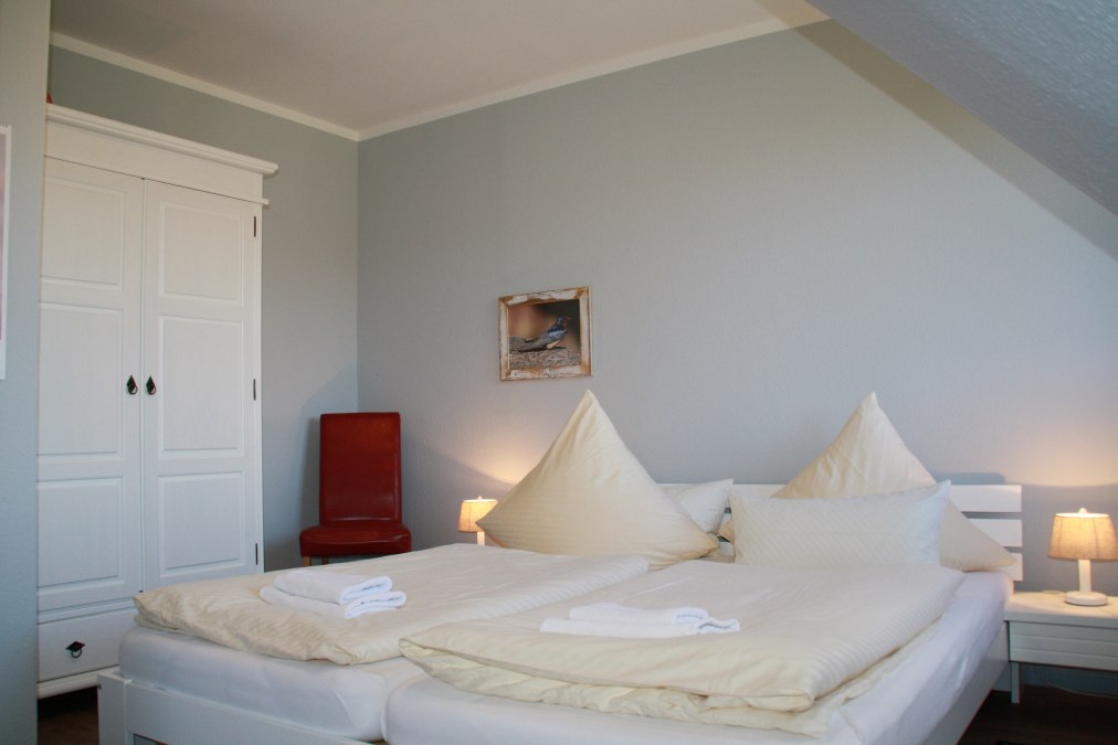 Schlafzimmer FeWo Eiche, &copy; Heuser